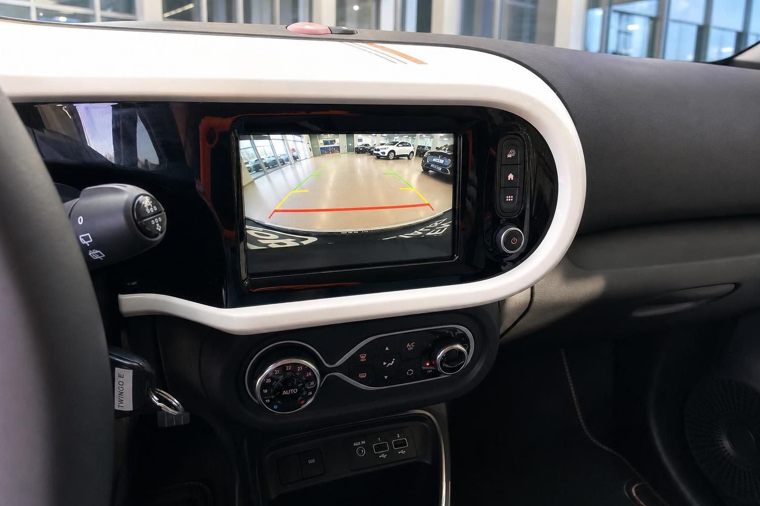 Infotainment-Display mit Rückfahrkamera-Ansicht und Einparkhilfe-Linien im Fahrzeug-Cockpit