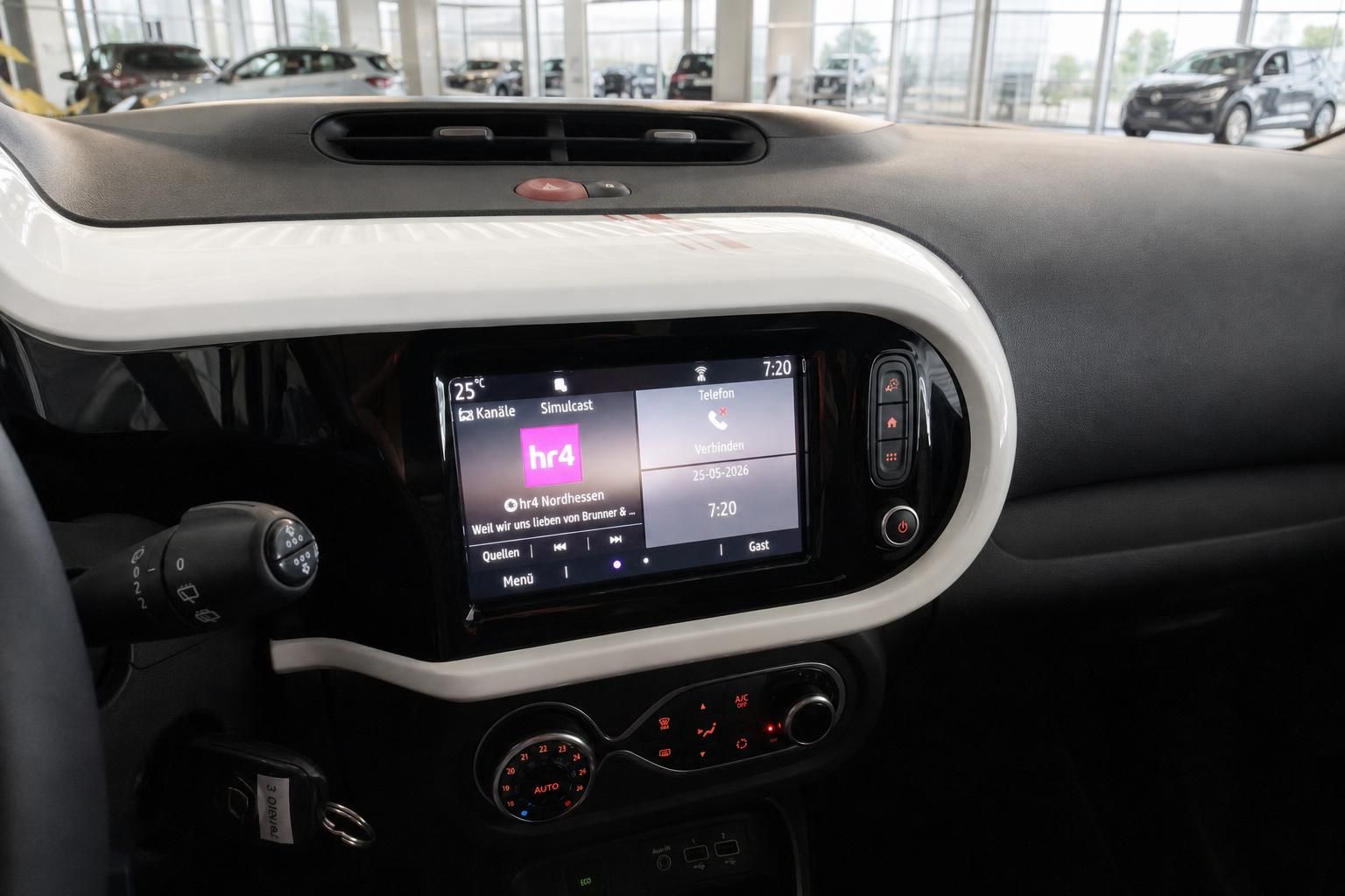 Multimedia-System mit hr4-Radio-Display und Klimaanlage-Bedieneinheit im Fahrzeuginnenraum