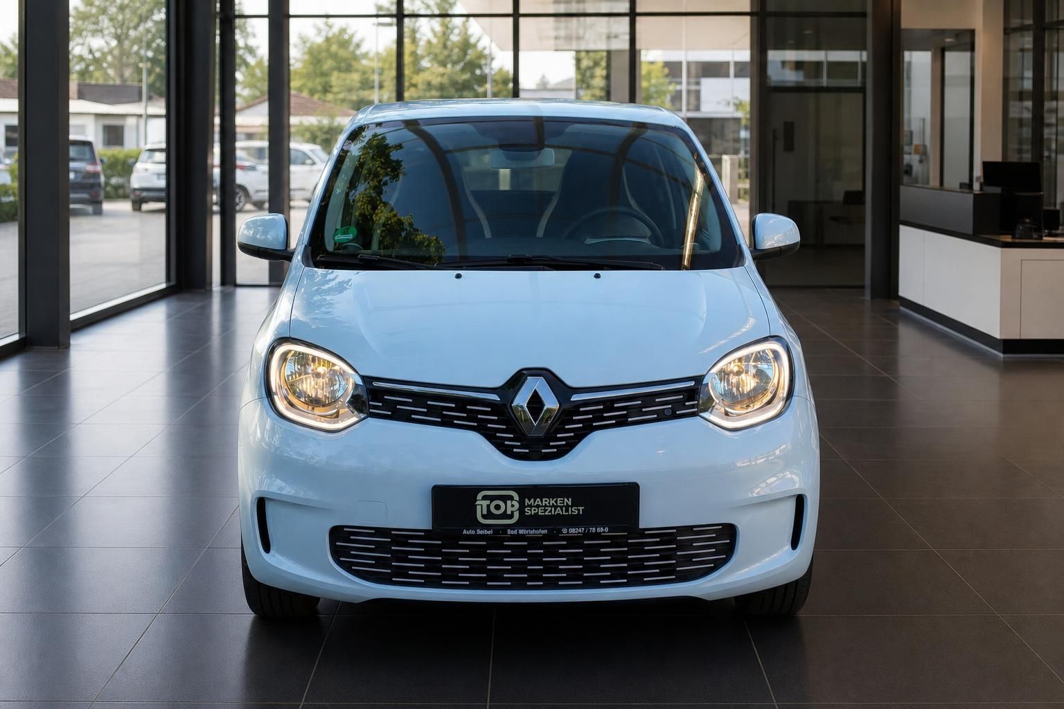 Renault Twingo weiss Frontansicht im Autohaus mit Kennzeichen - Scheinwerfer und Kuehlergrill
