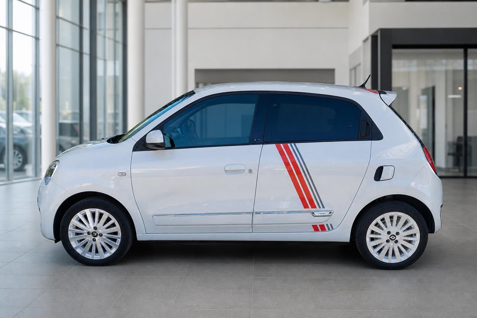 Renault Twingo weiss Seitenansicht rechts mit roten Designstreifen und Alufelgen