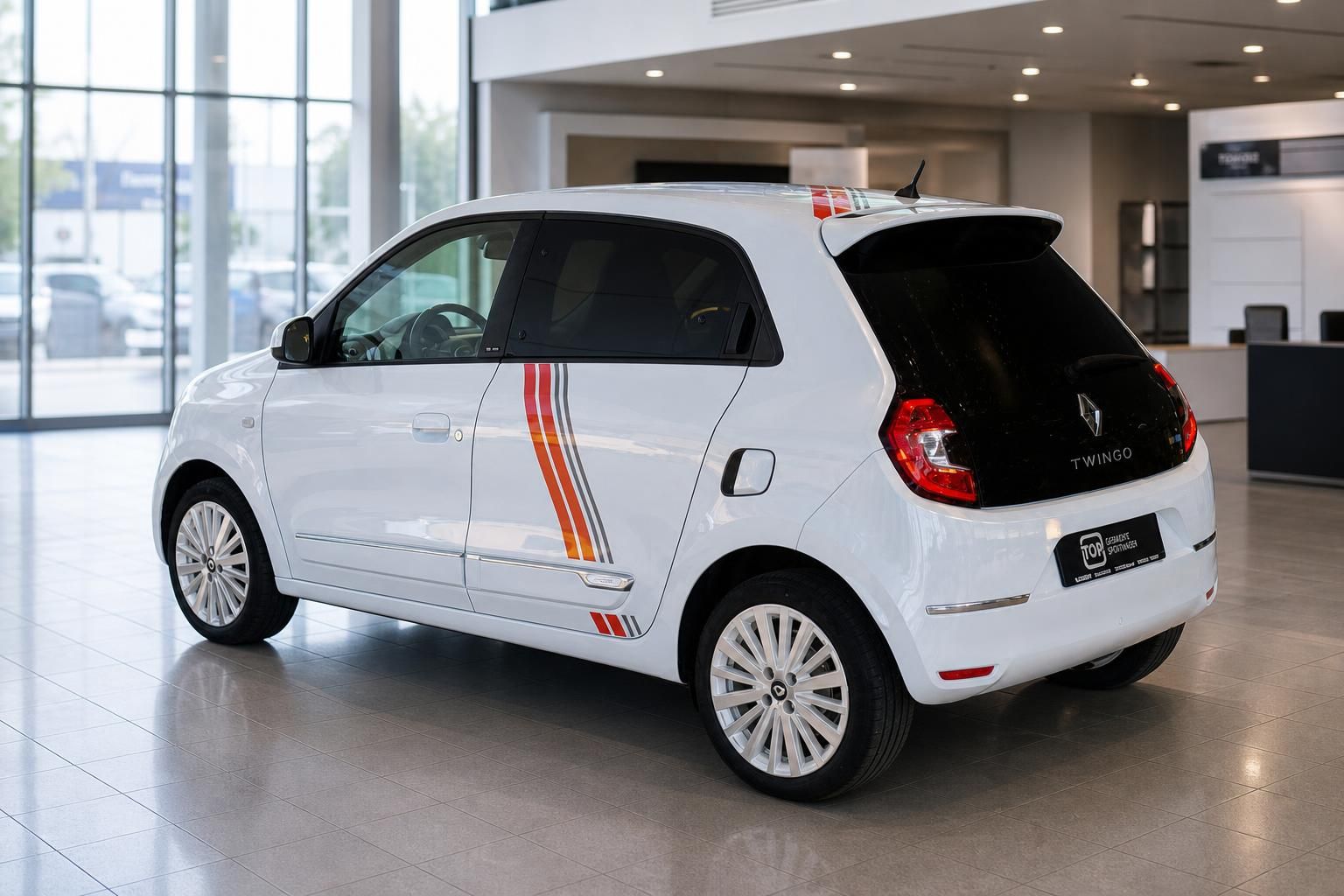 Renault Twingo weiss Heckansicht schraeg mit roten Streifen und TWINGO Schriftzug