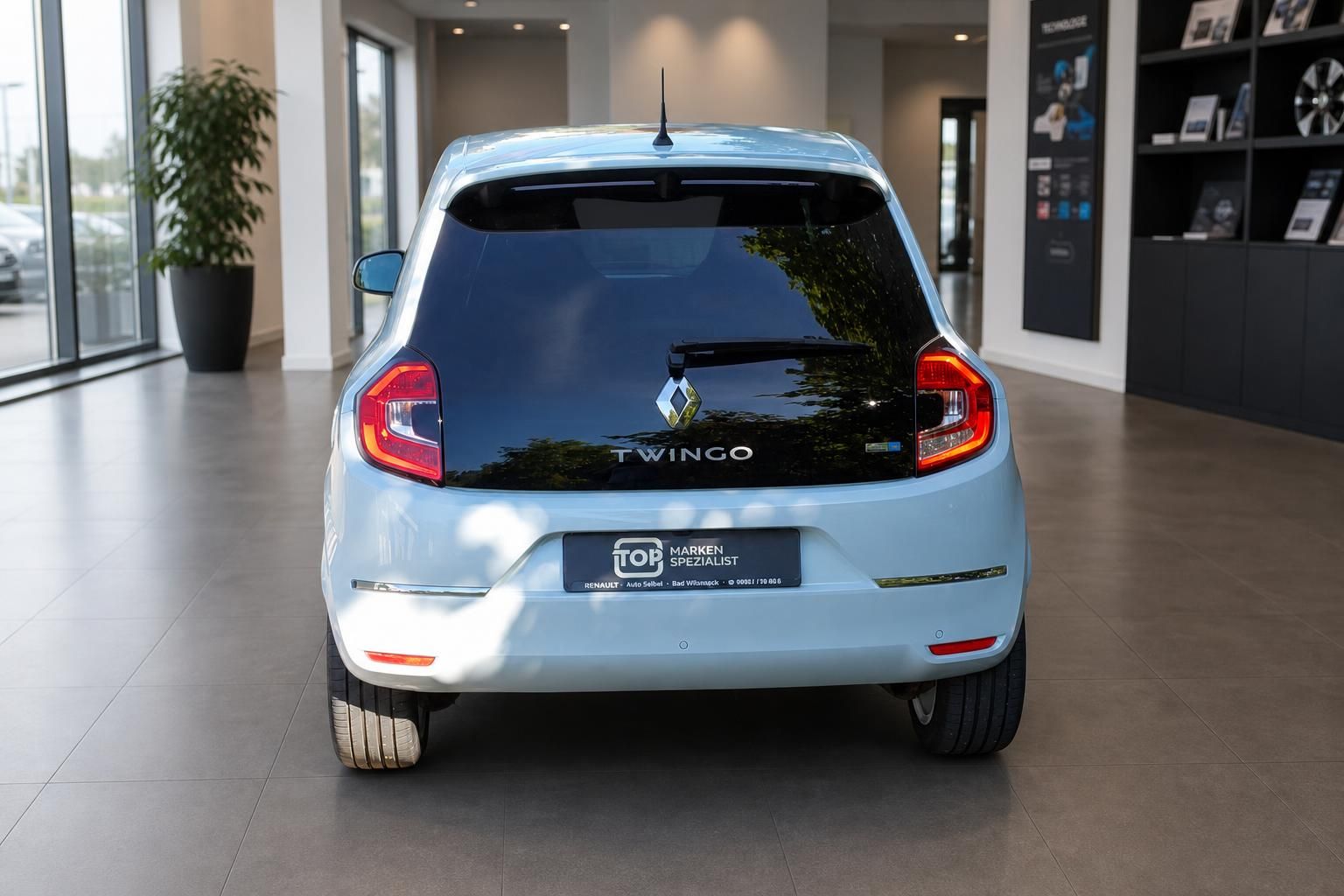 Renault Twingo Rückseite in hellblau, Heckansicht im Autohaus-Showroom