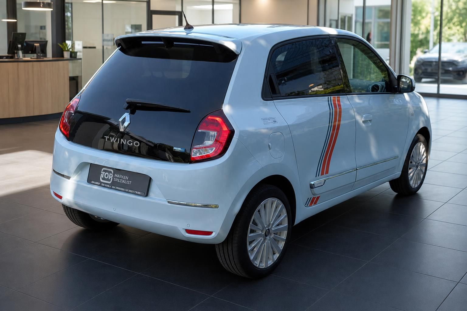 Renault Twingo Heckansicht in hellblau mit dekorativen Streifen im Autohaus