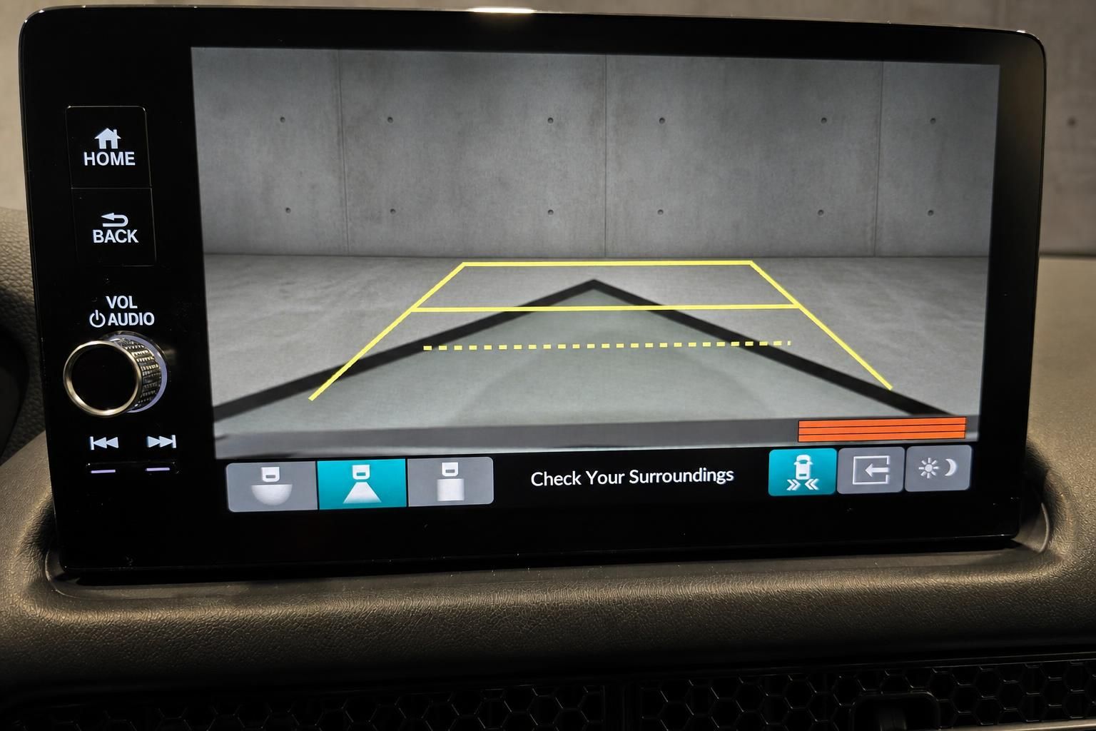 Rückfahrkamera-Display mit Einparkhilfe im Fahrzeug-Infotainmentsystem