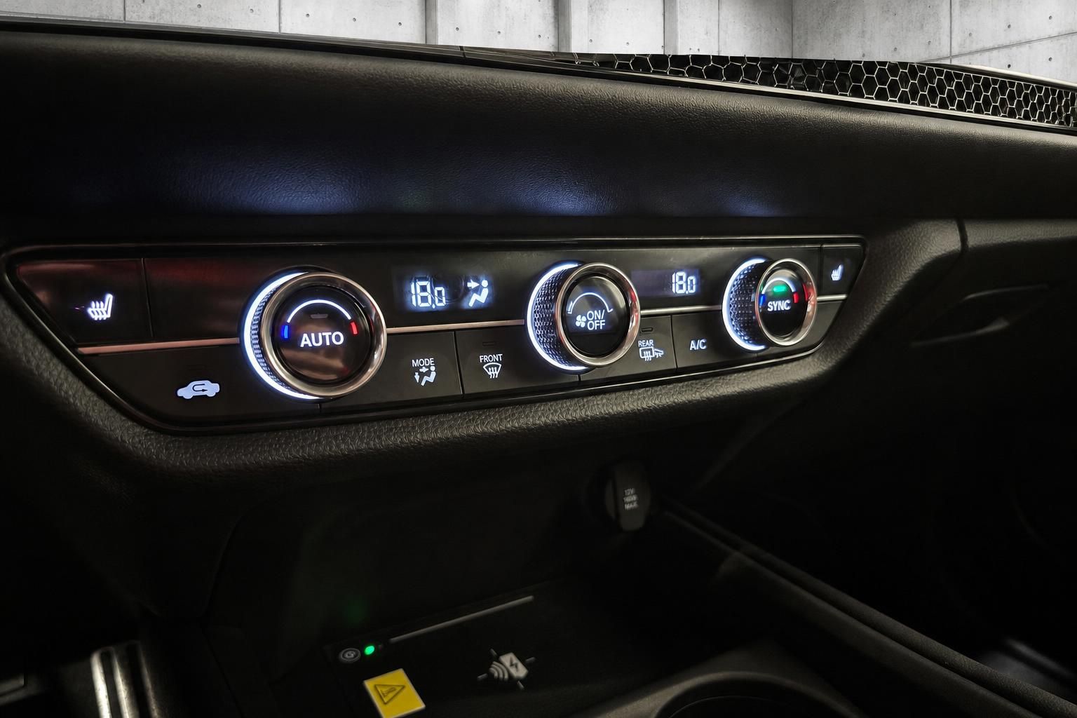 Klimabedienelemente mit Sitzheizung und Auto-Klimaautomatik im Innenraum