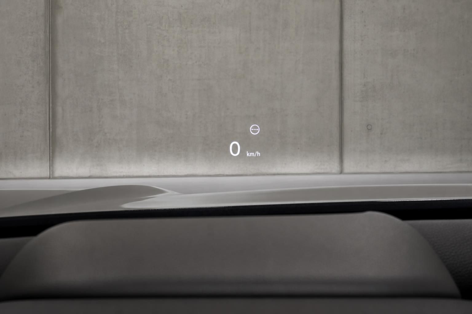 Head-up-Display zeigt Geschwindigkeit 0 km/h auf der Windschutzscheibe