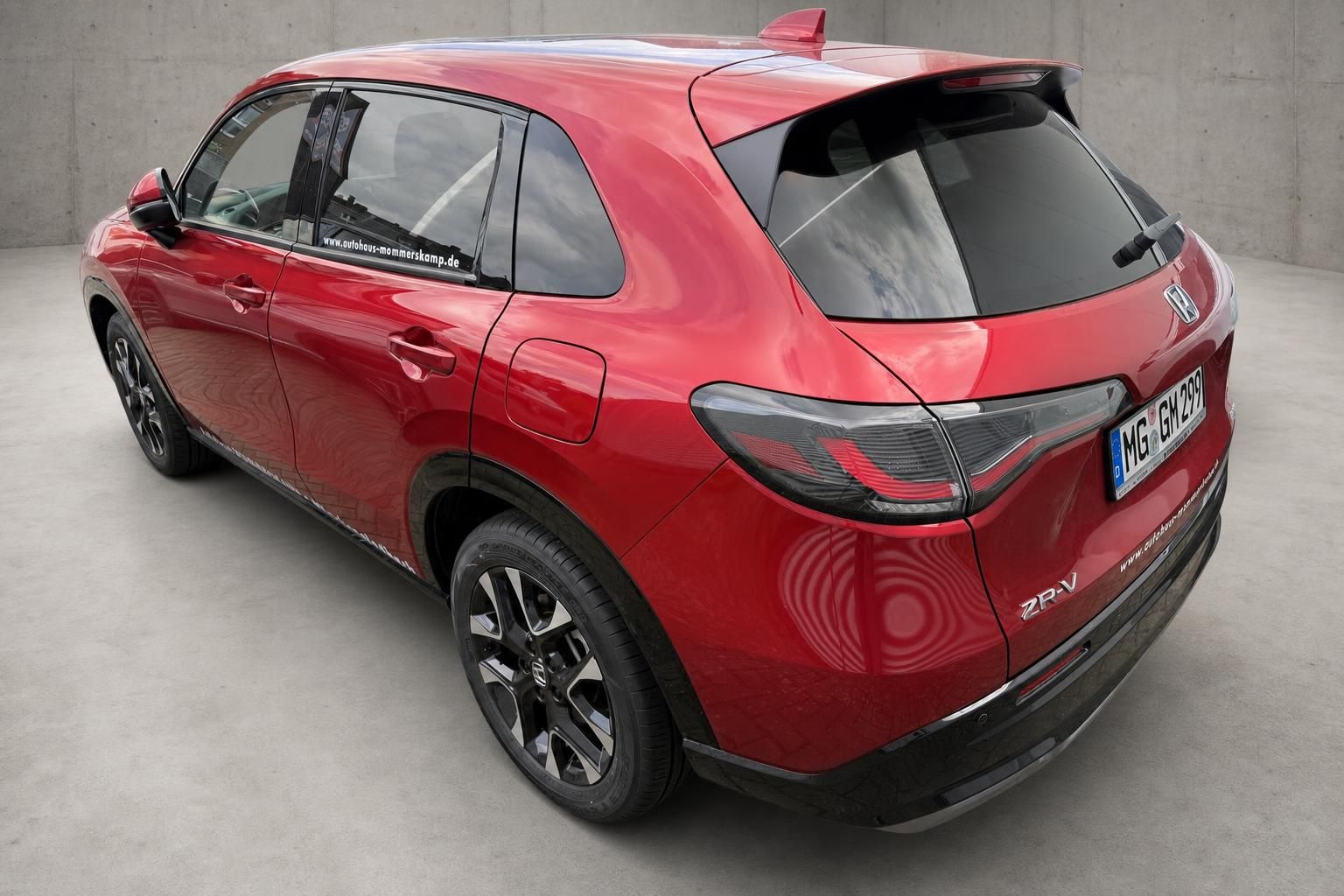 Honda ZR-V in Rot, Heckansicht schräg von hinten im Studio