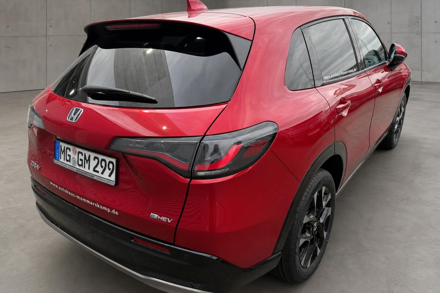 Honda ZR-V e:HEV in Rot, Heckansicht mit Kennzeichen und Rücklichtern