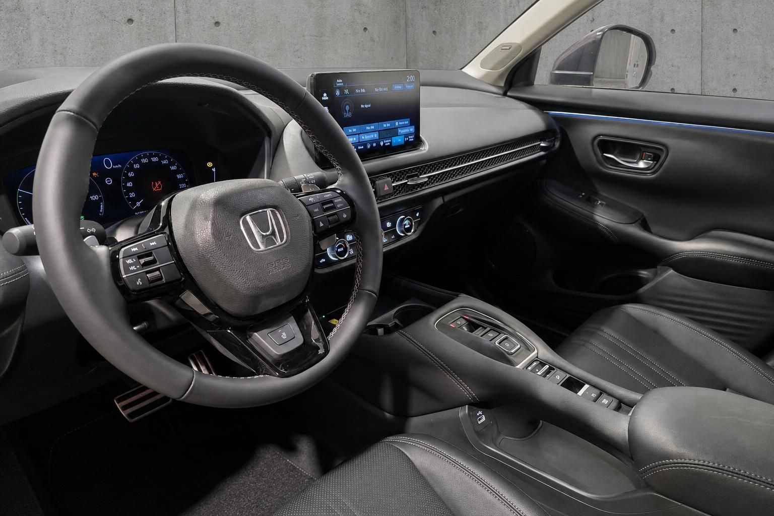 Honda Innenraum mit Lenkrad, Cockpit und Multimedia-Display