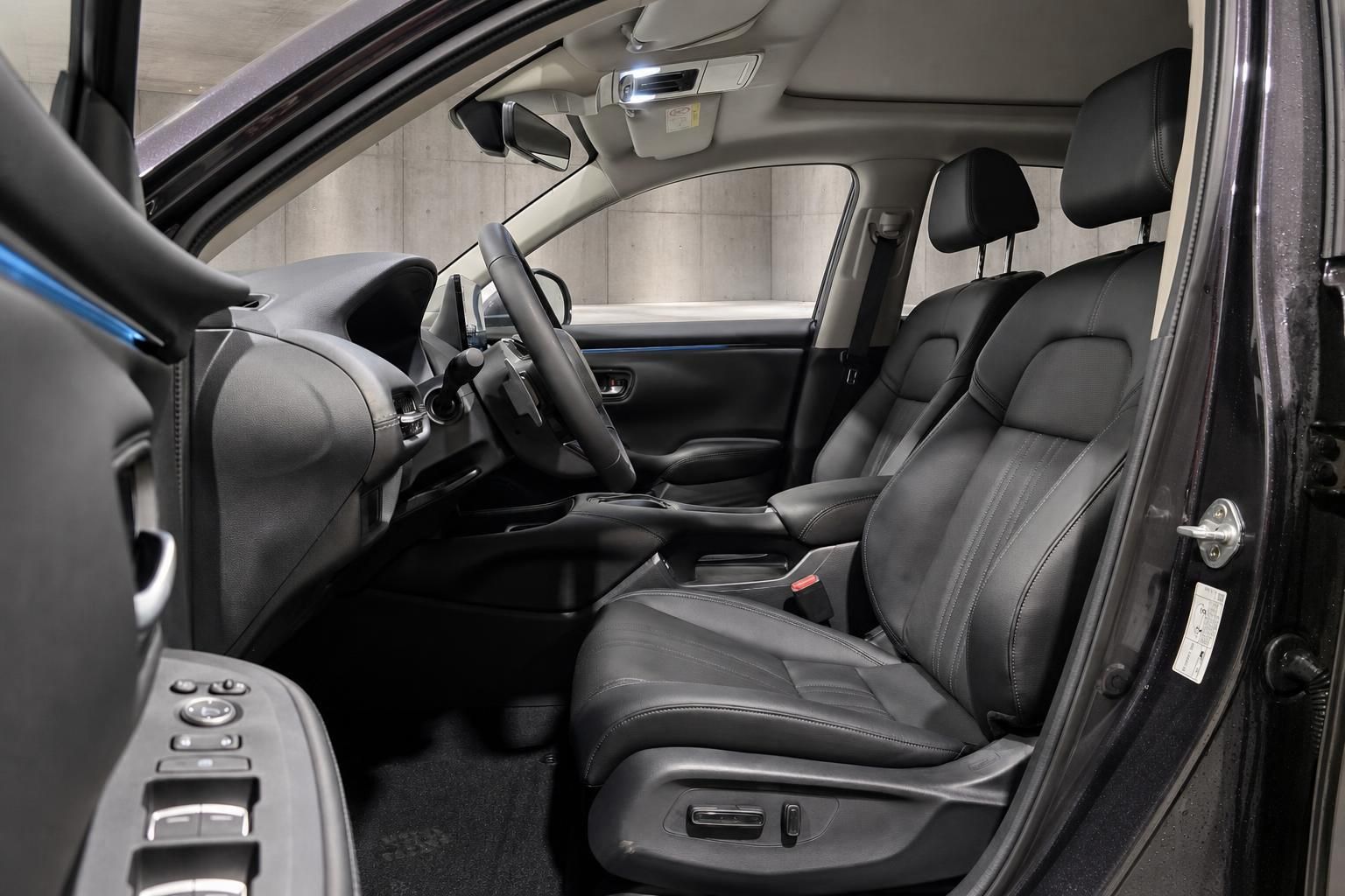 Vordersitze und Cockpit des Honda in schwarzem Leder von innen fotografiert