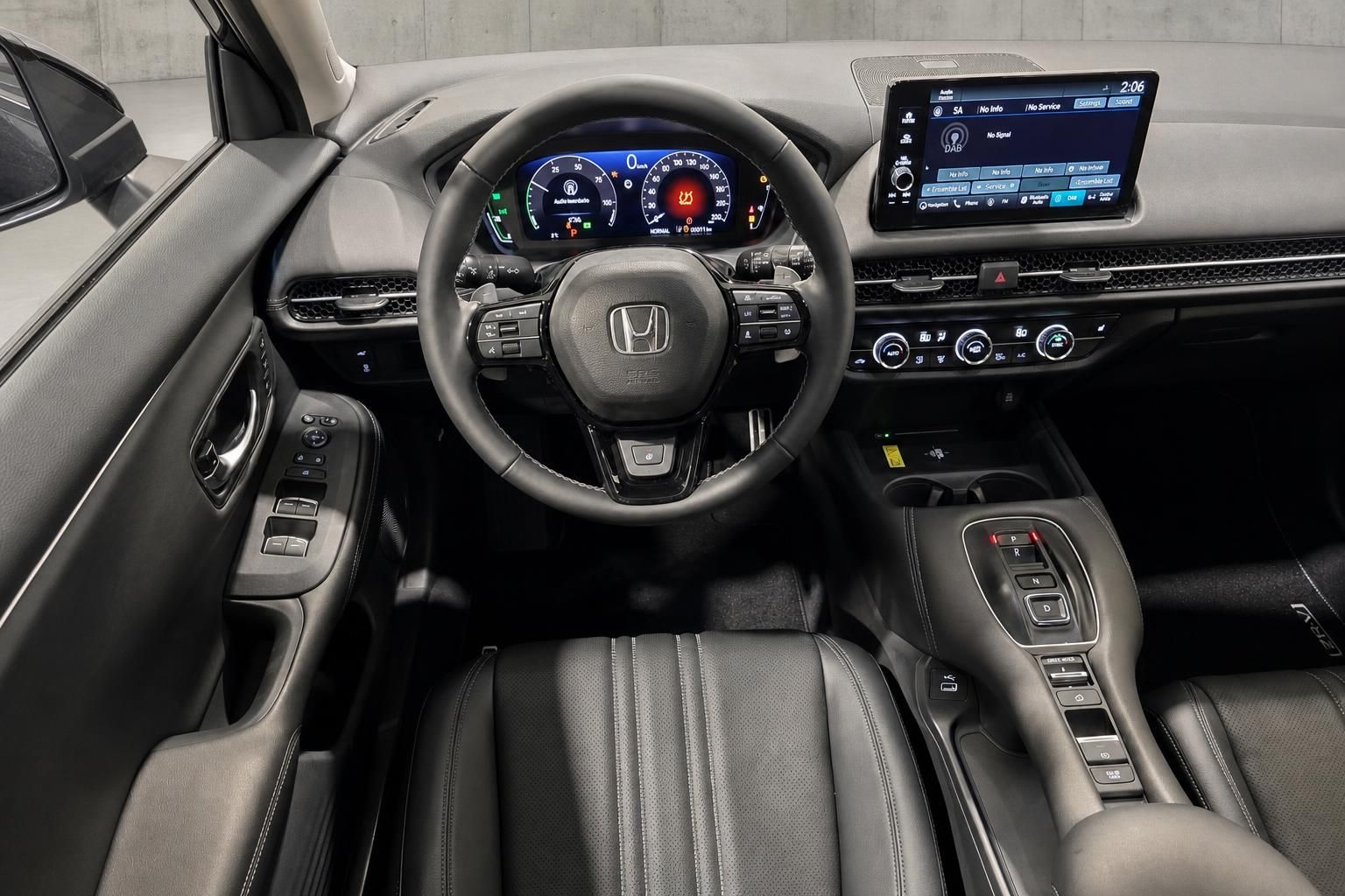 Honda Cockpit mit Lenkrad, Displays und Mittelkonsole im Innenraum