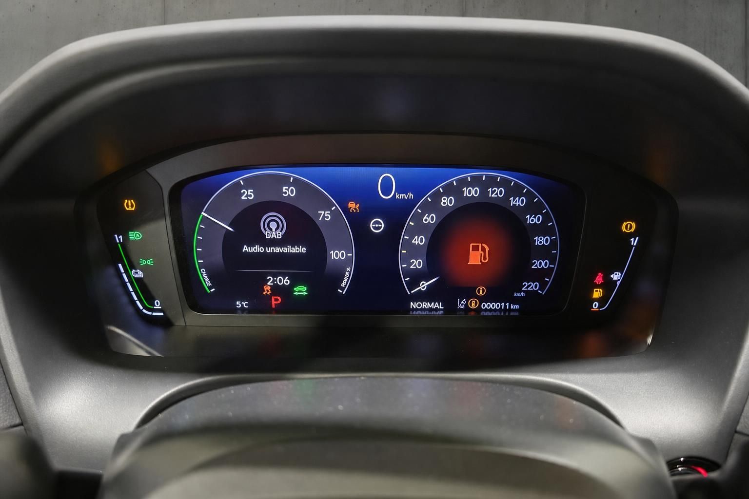 Digitales Kombiinstrument des Honda mit Tacho und Ladestandsanzeige