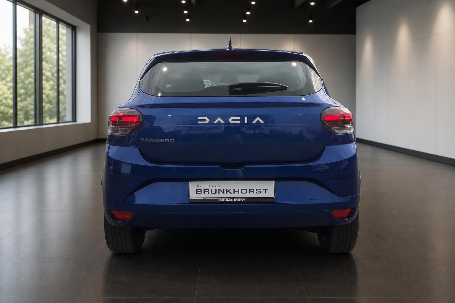 Dacia Sandero blau, Heckansicht im Autohaus Brunkhorst