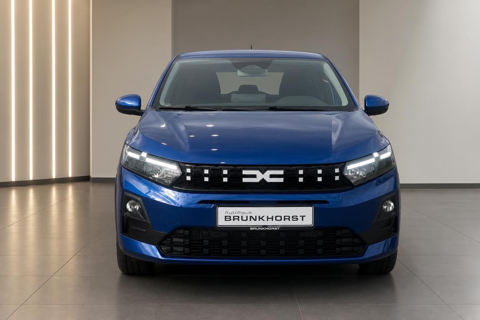 Dacia Sandero blau, Frontansicht im Autohaus Brunkhorst