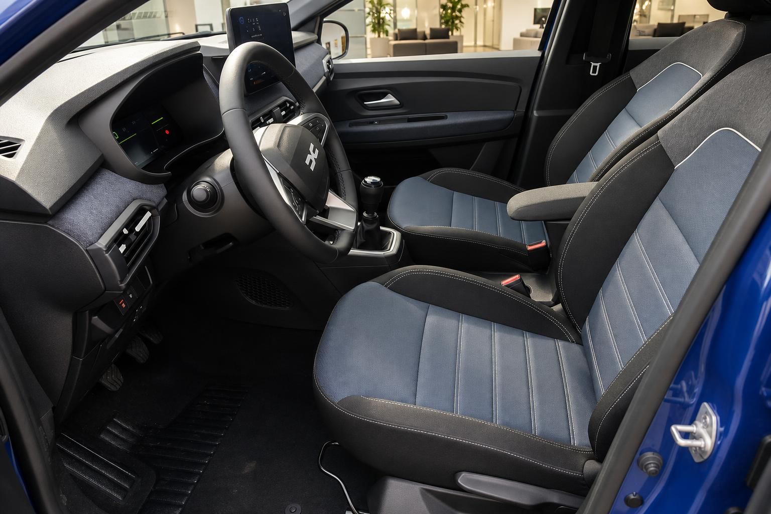 Dacia Sandero Innenraum mit Sitzen und Cockpit im Detail