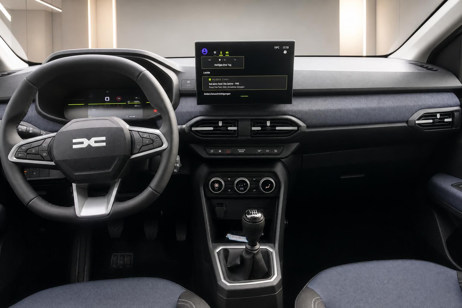 Dacia Cockpit mit Lenkrad, Digitaltacho und Touchscreen Infotainment