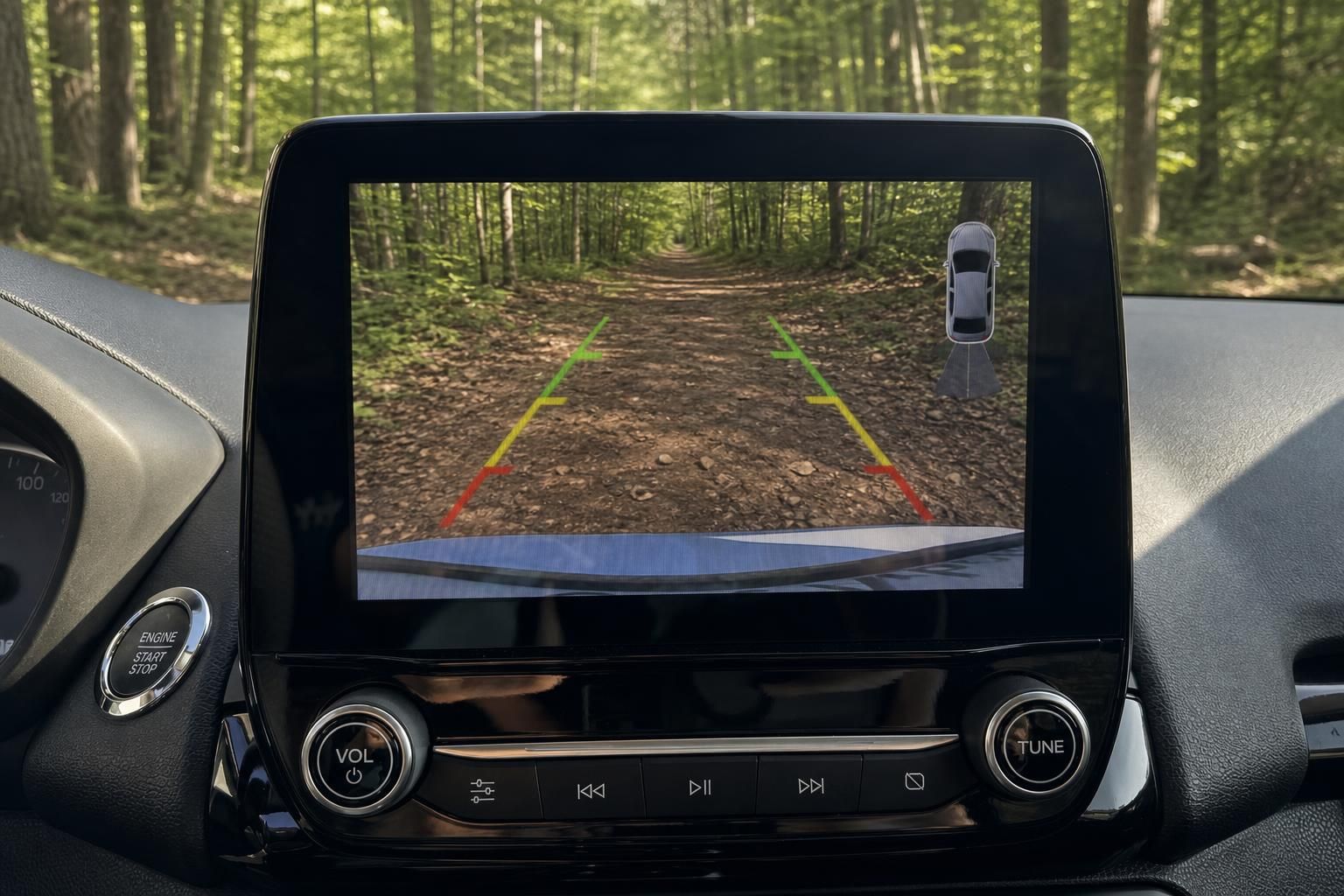 Fahrzeug-Infotainmentsystem mit Rückfahrkamera-Anzeige und farbigen Parklinien im Innenraum