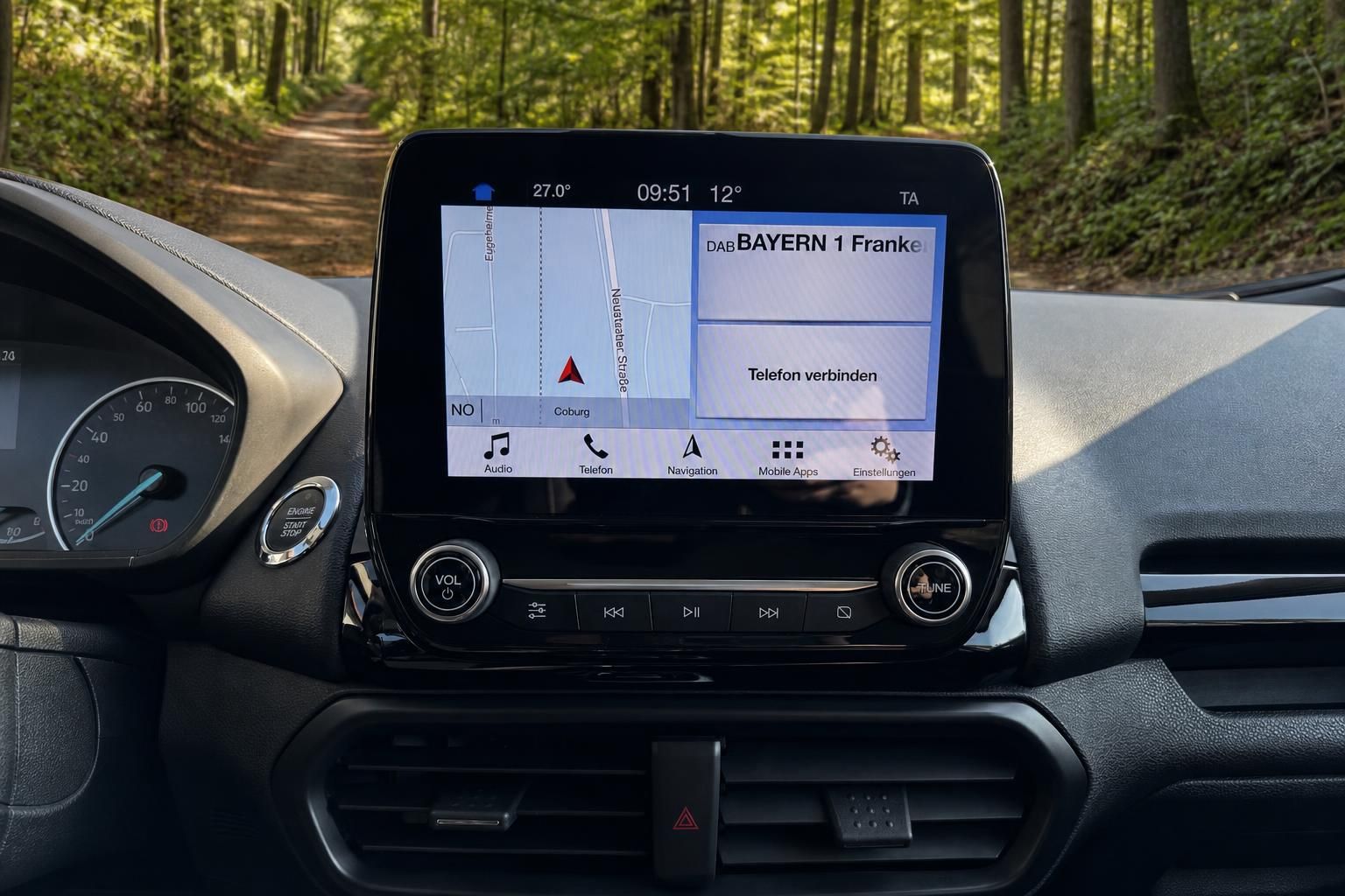 Fahrzeug-Navigationssystem mit Kartenanzeige und Medien-Funktionen im Armaturenbrett