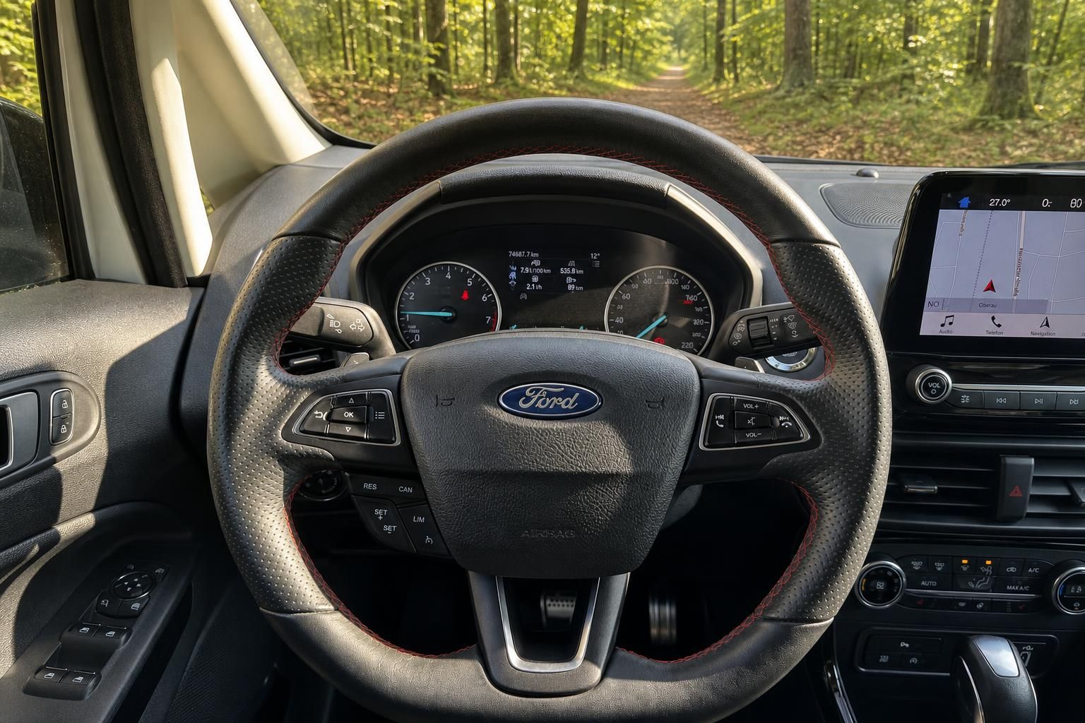 Ford Lenkrad mit Multifunktionstasten, Armaturenbrett und Navigationsdisplay im Innenraum