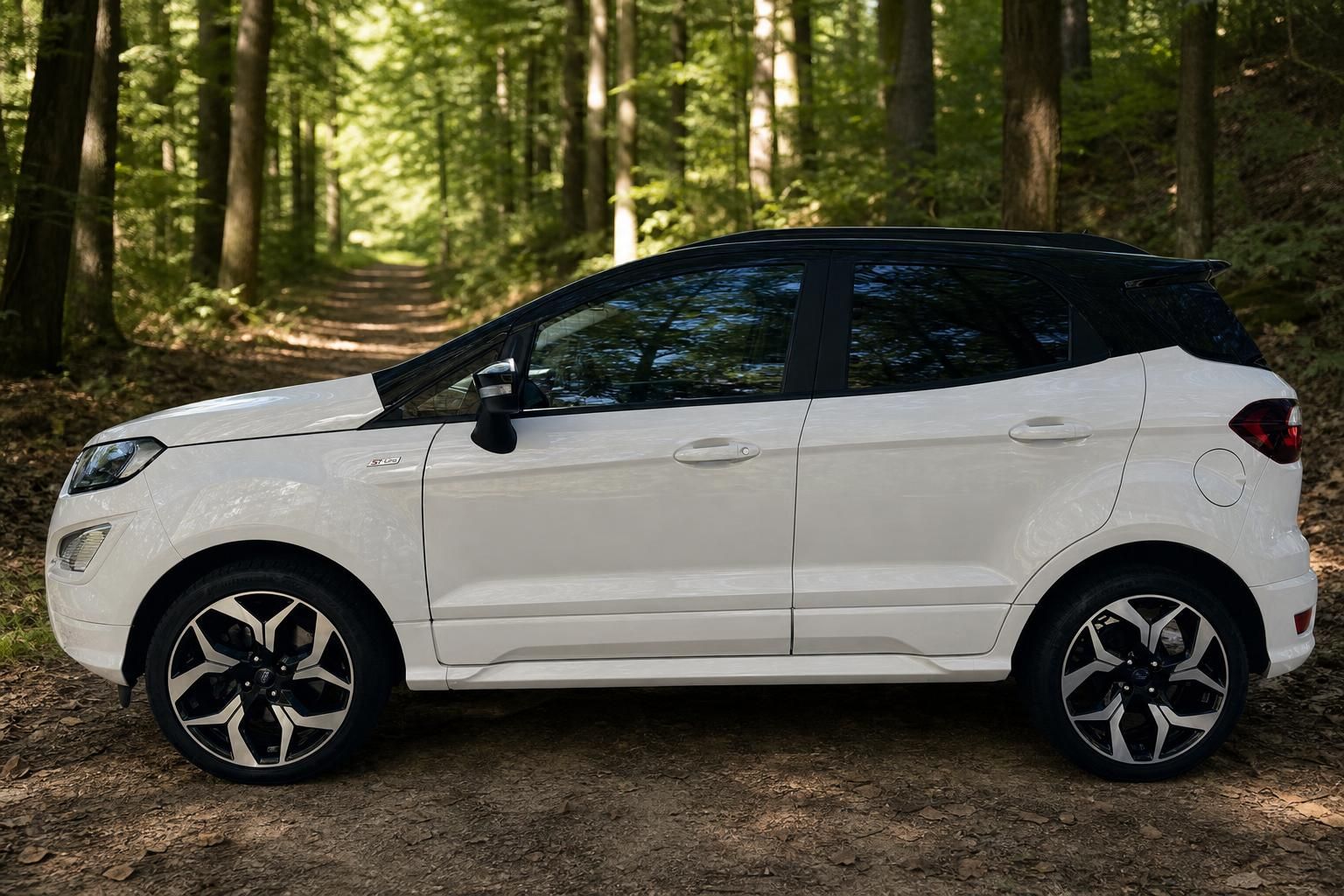 Ford EcoSport weiß mit schwarzem Dach Seitenansicht rechts auf Waldweg mit Sportfelgen