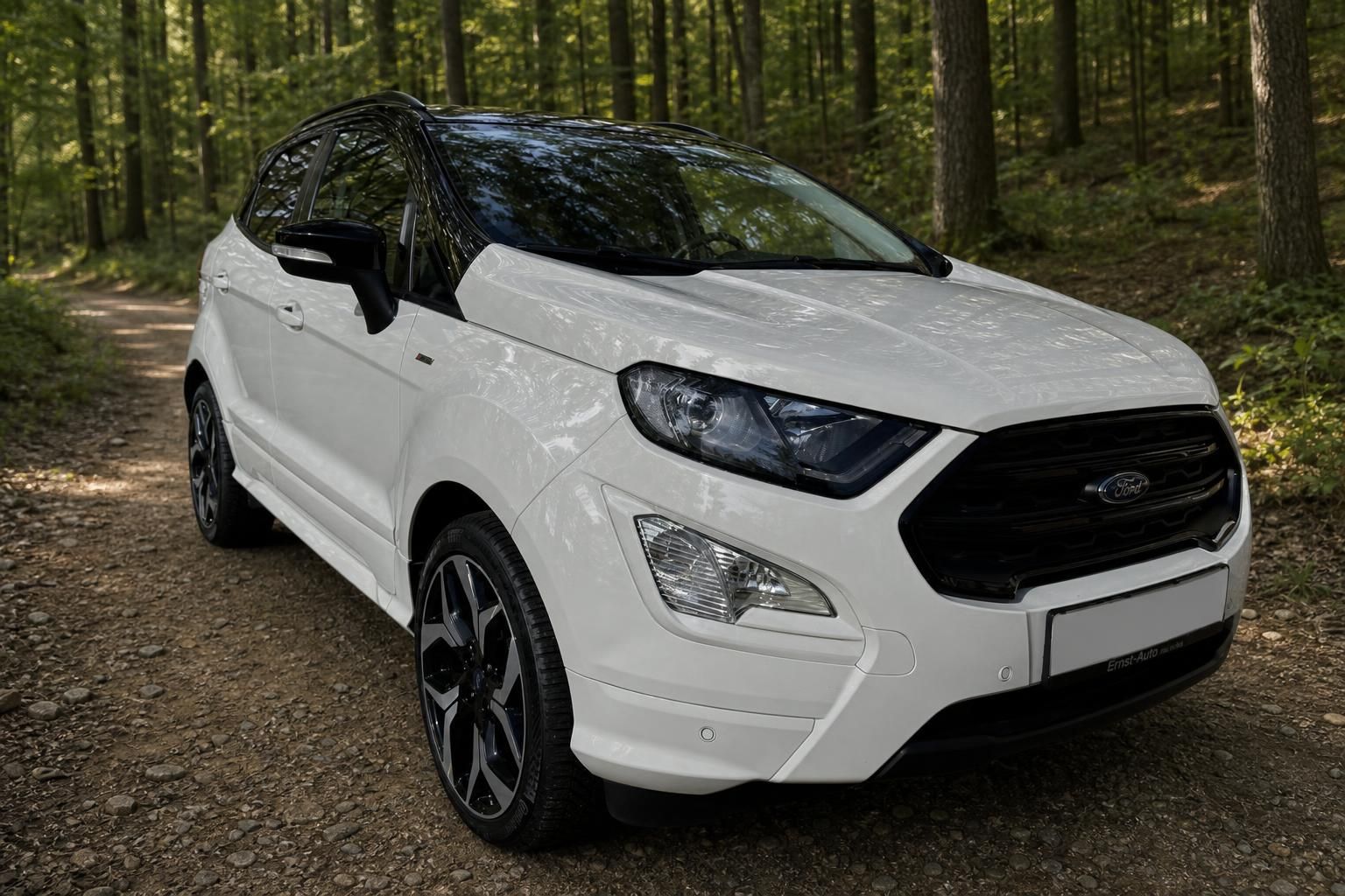 Weißer Ford EcoSport Schrägansicht vorne mit schwarzem Dach und modernen LED-Scheinwerfern