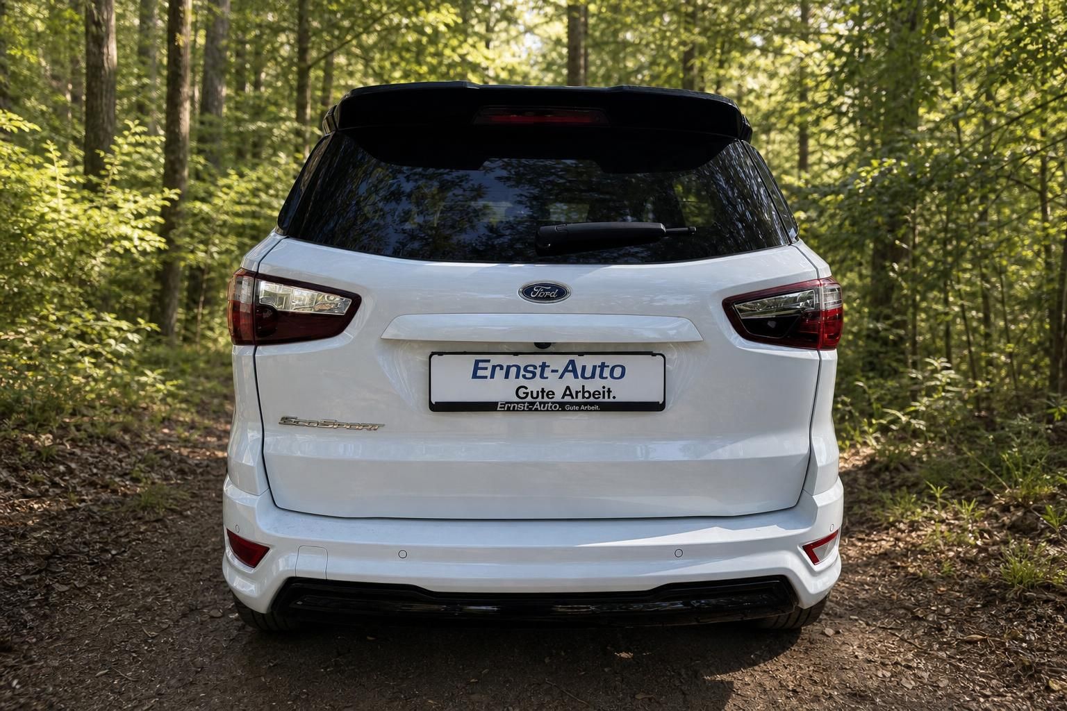 Ford EcoSport Heckansicht weiß mit Ernst-Auto Kennzeichenhalter und LED-Rückleuchten