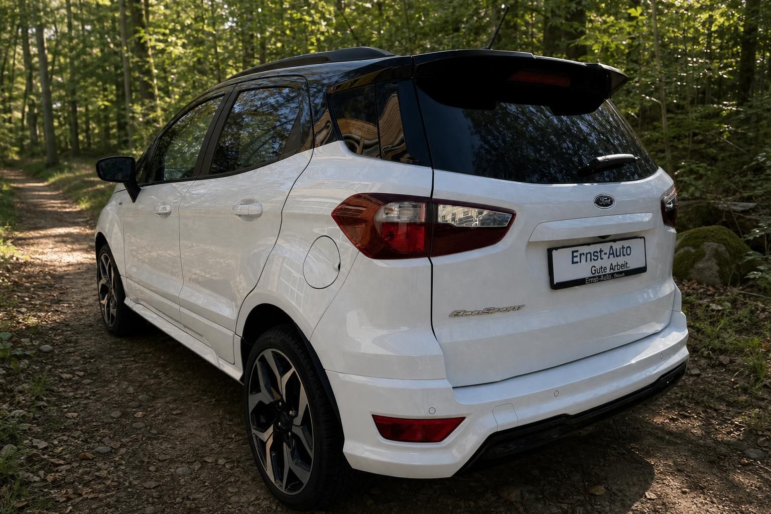 Ford EcoSport weiss Heckansicht - kompakter SUV mit schwarzem Dach im Waldweg