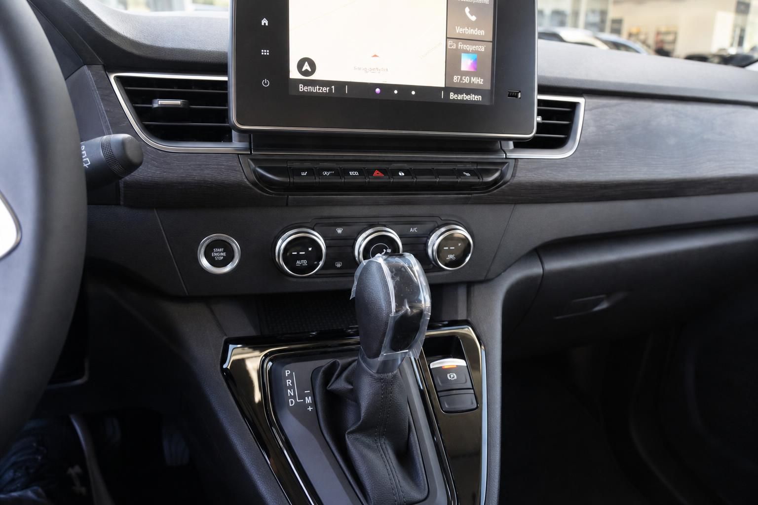 Fahrzeug Mittelkonsole mit Touchscreen, Klimabedienung und Automatikgetriebe