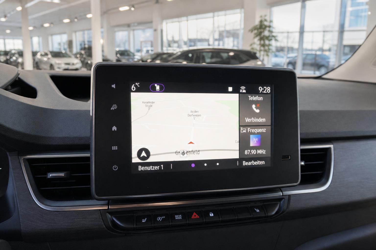 Navigationssystem und Radio-Display im Fahrzeugcockpit mit Kartenansicht