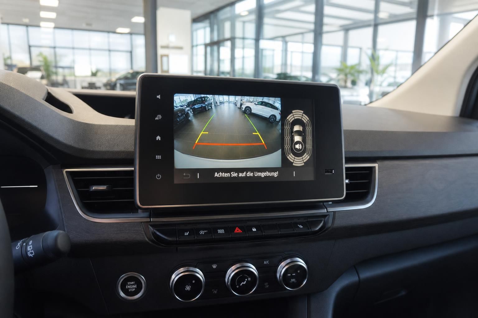 Fahrzeug-Infotainmentsystem mit Rückfahrkamera und Parkassistent im Cockpit