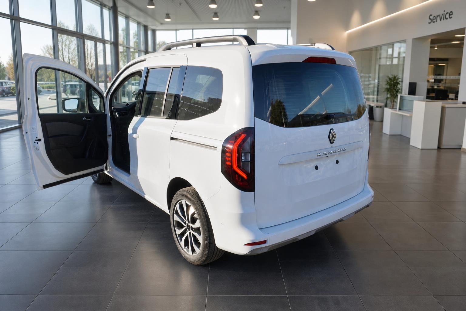Renault Kangoo in weiß von hinten mit geöffneten Türen im Autohaus