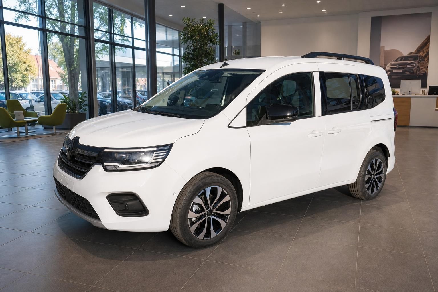 Weißer Renault Familienvan im Autohaus-Showroom - Schrägansicht vorne links