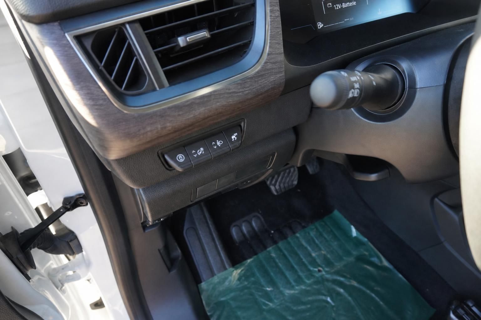 Fahrzeuginnenraum mit Armaturenbrett, Lüftungsdüsen und Bedienelemente in modernem Design