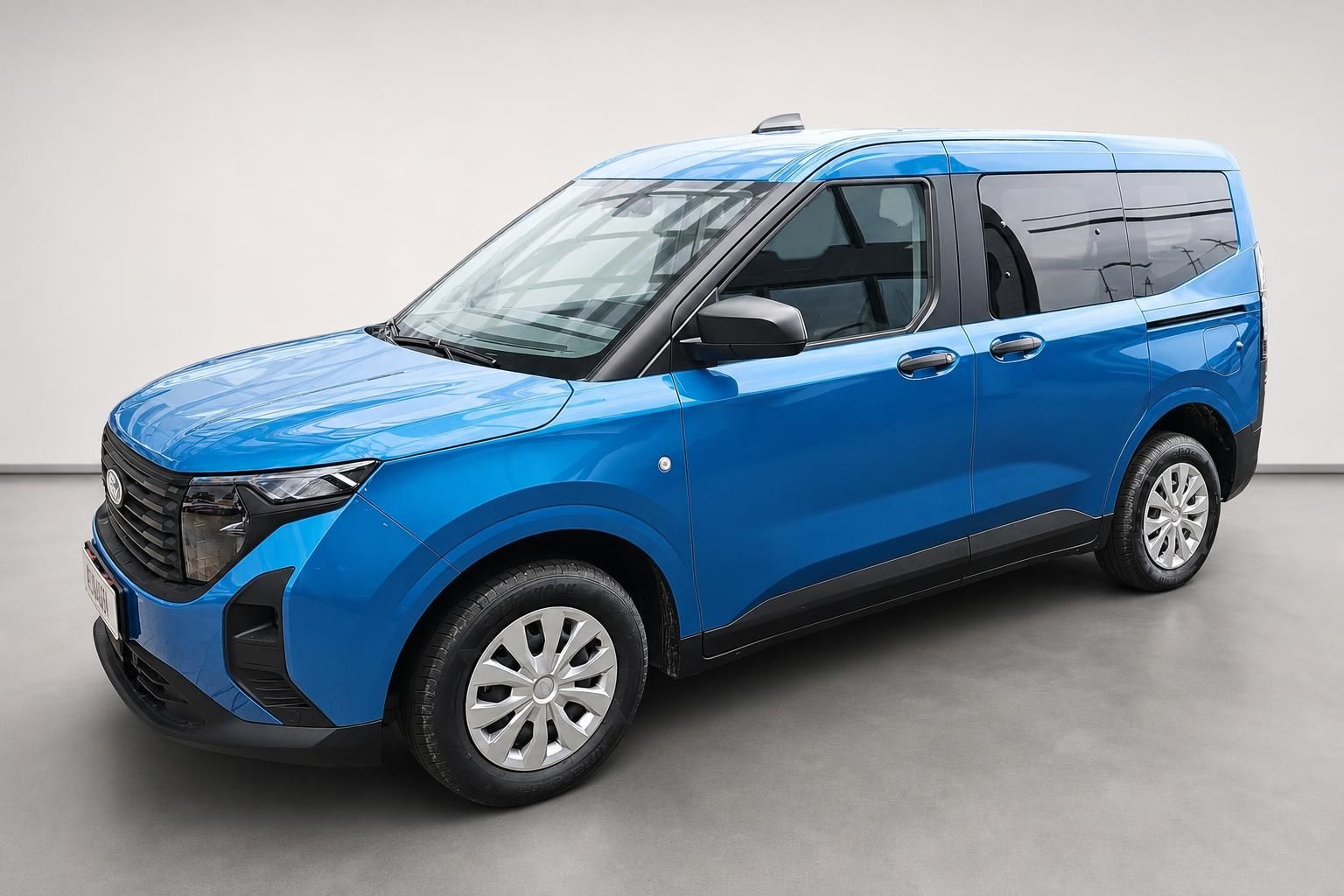 Ford Tourneo Courier in Blau, Seitenansicht schraeg vorne