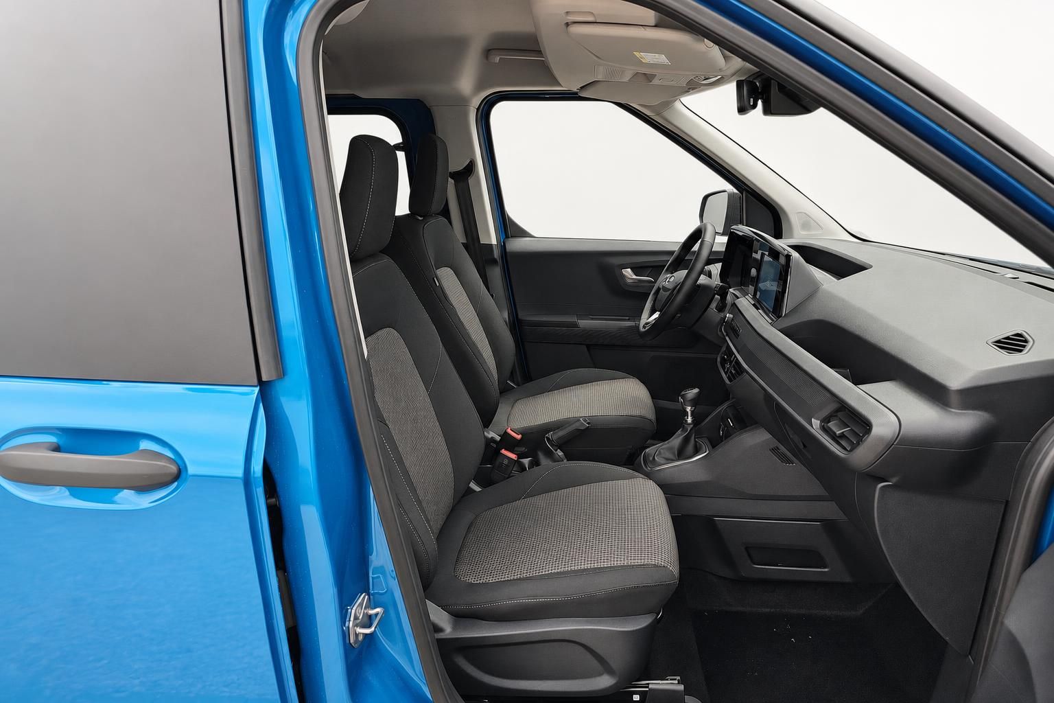 Ford Tourneo Courier Innenraum mit Vordersitzen und Cockpit