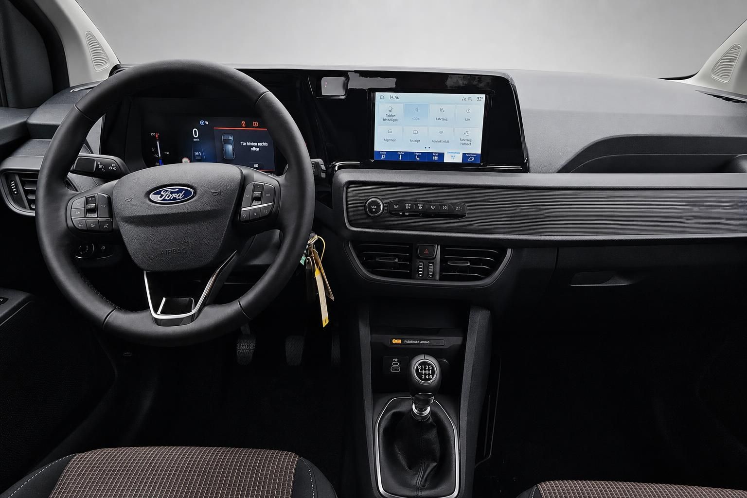 Ford Tourneo Courier Cockpit mit Lenkrad und Touchscreen