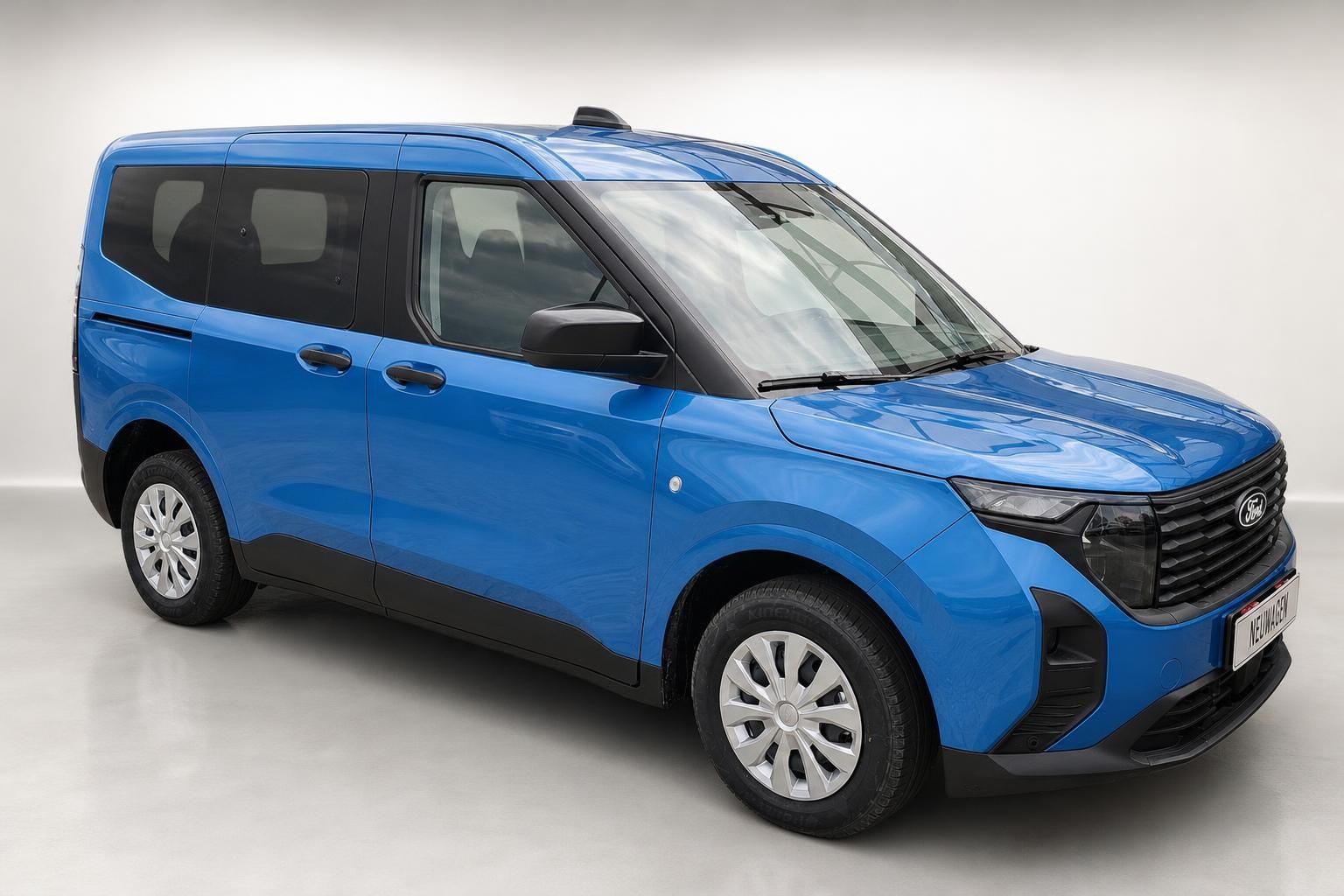 Ford Tourneo Courier blau Seitenansicht schraeg vorne Neuwagen