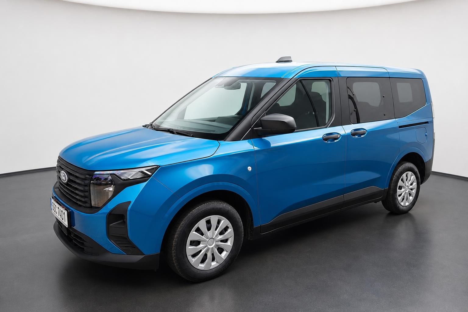 Ford Tourneo Courier blau Frontansicht schraeg Studioaufnahme