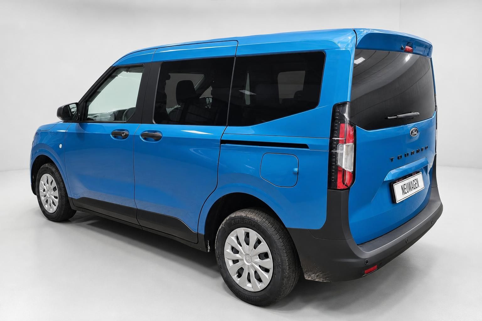 Ford Tourneo Courier blau Heckansicht schraeg Neuwagen Studio