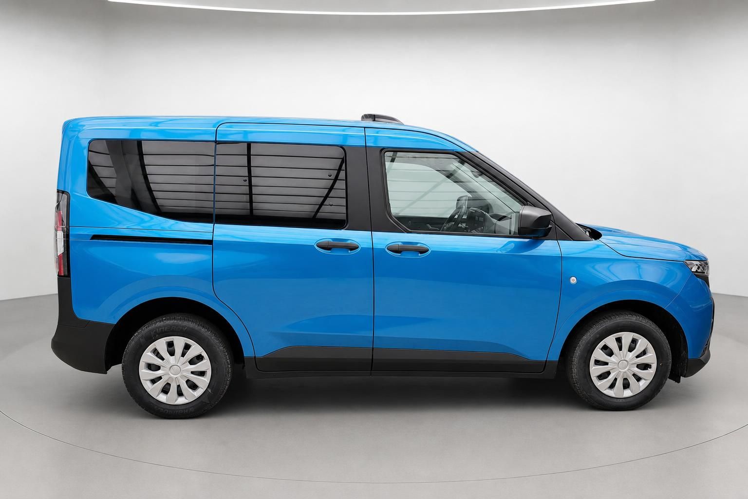 Ford Tourneo blau Seitenansicht Van im Studio