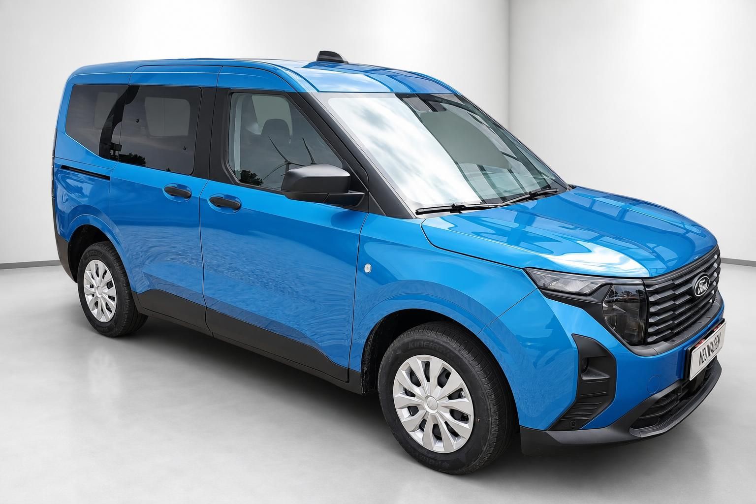 Ford Tourneo blau Frontansicht schräg Neuwagen Van