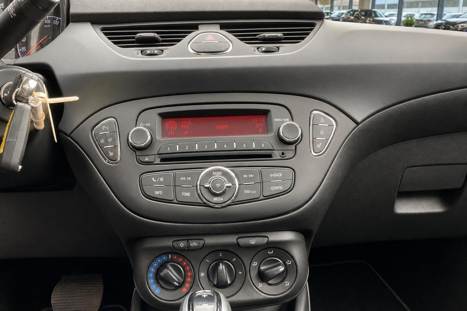 Fahrzeug Armaturenbrett mit Radio, Klimaanlage und rotem Display im Innenraum