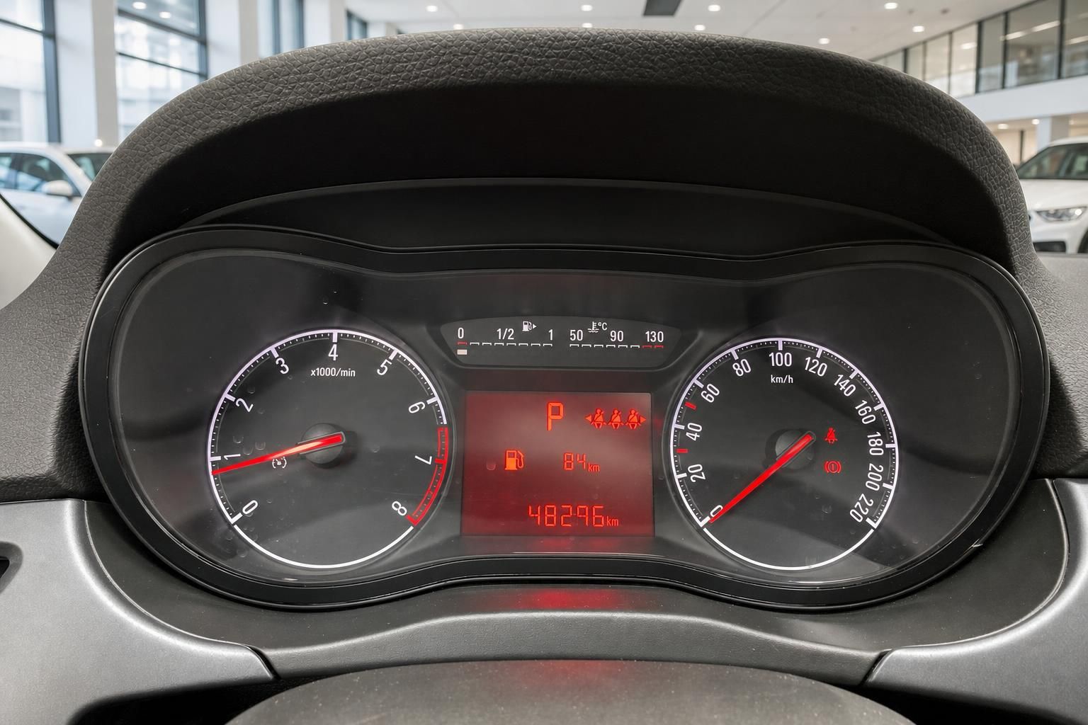 Tacho und Kombiinstrument Opel mit roter Beleuchtung und Kilometerstand