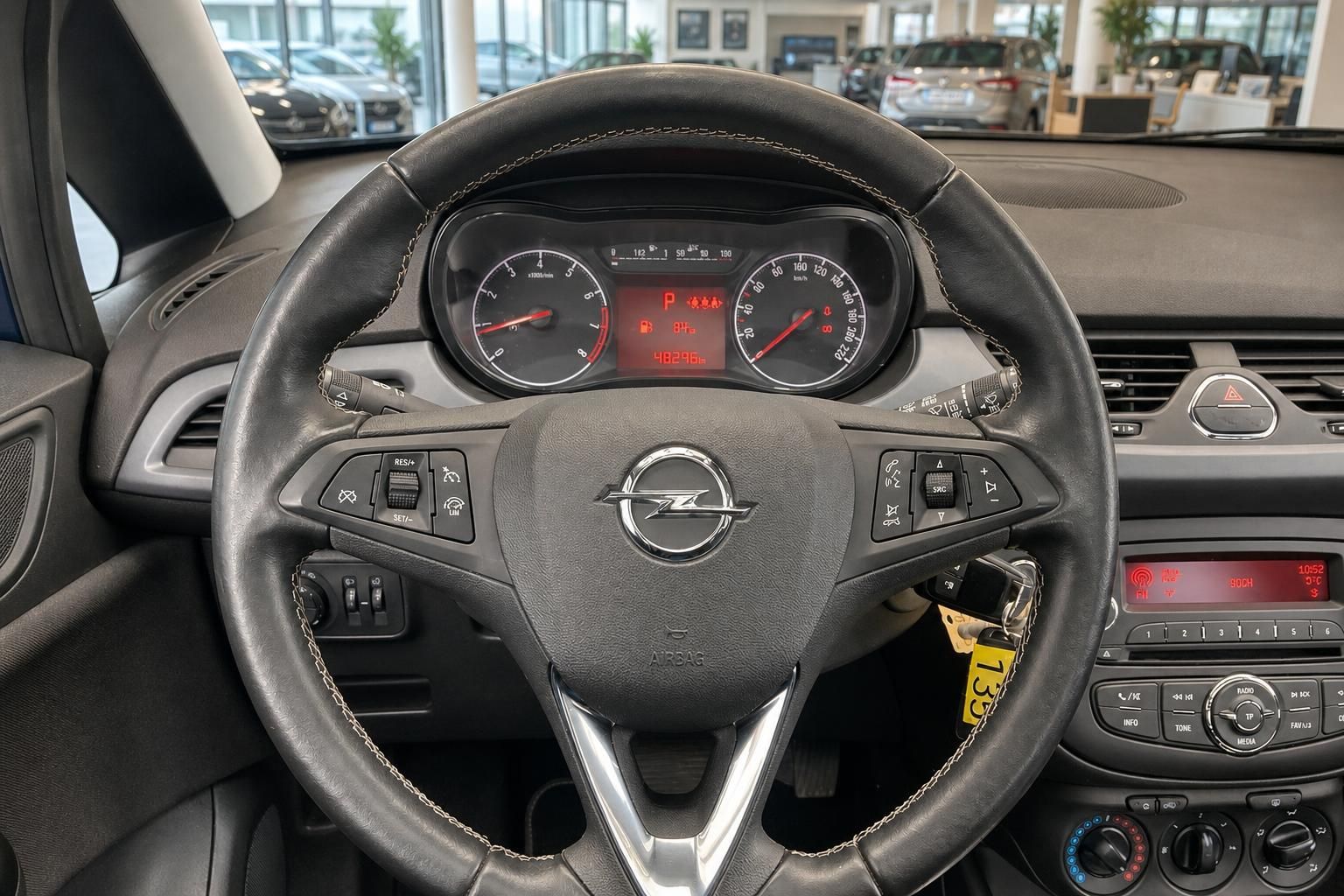 Opel Lenkrad mit Multifunktionstasten und Tacho-Kombiinstrument im Cockpit