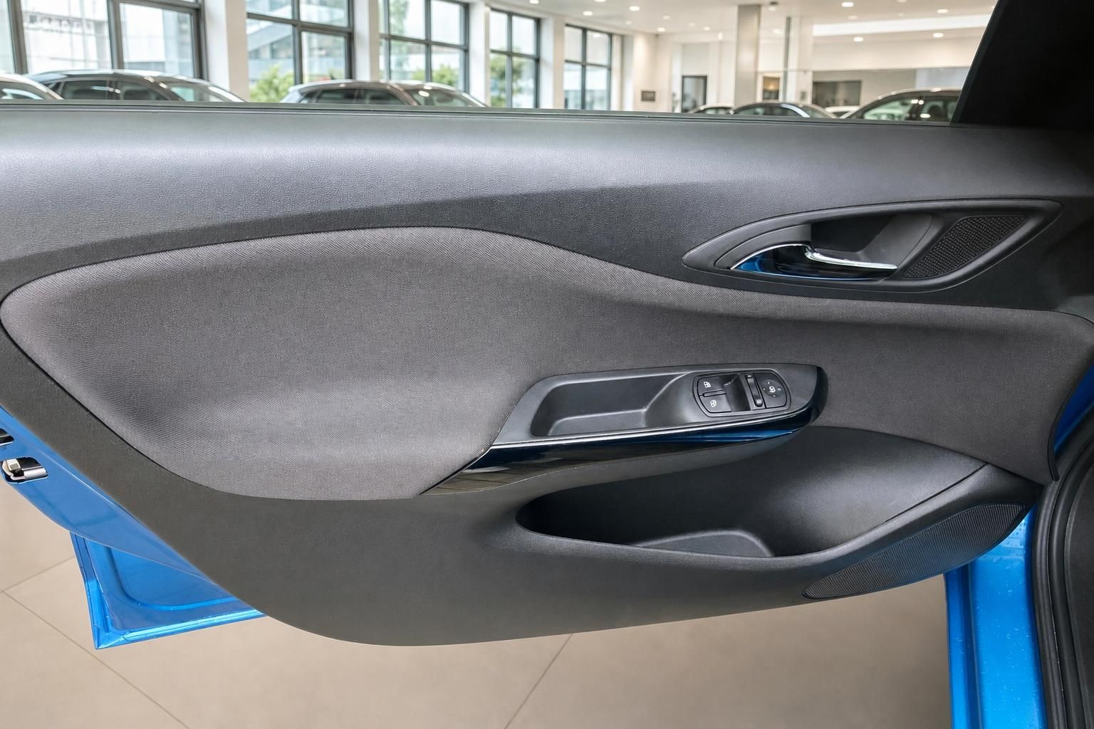 Fahrzeug Türverkleidung in Grau mit blauen Akzenten und elektrischen Fensterhebern