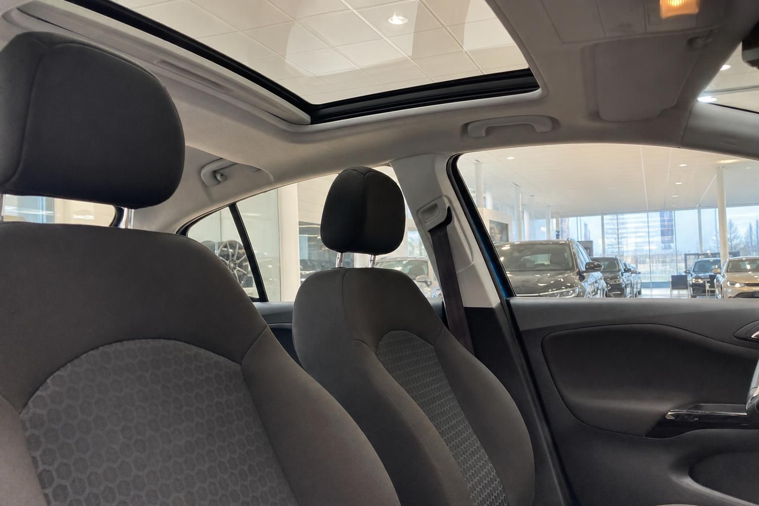Fahrzeug Innenraum mit grauen Stoffsitzen und Panorama-Schiebedach im Autohaus