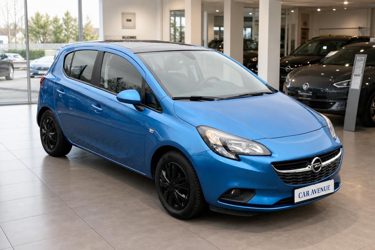 Blauer Opel Kleinwagen im Autohaus Showroom mit schwarzen Felgen