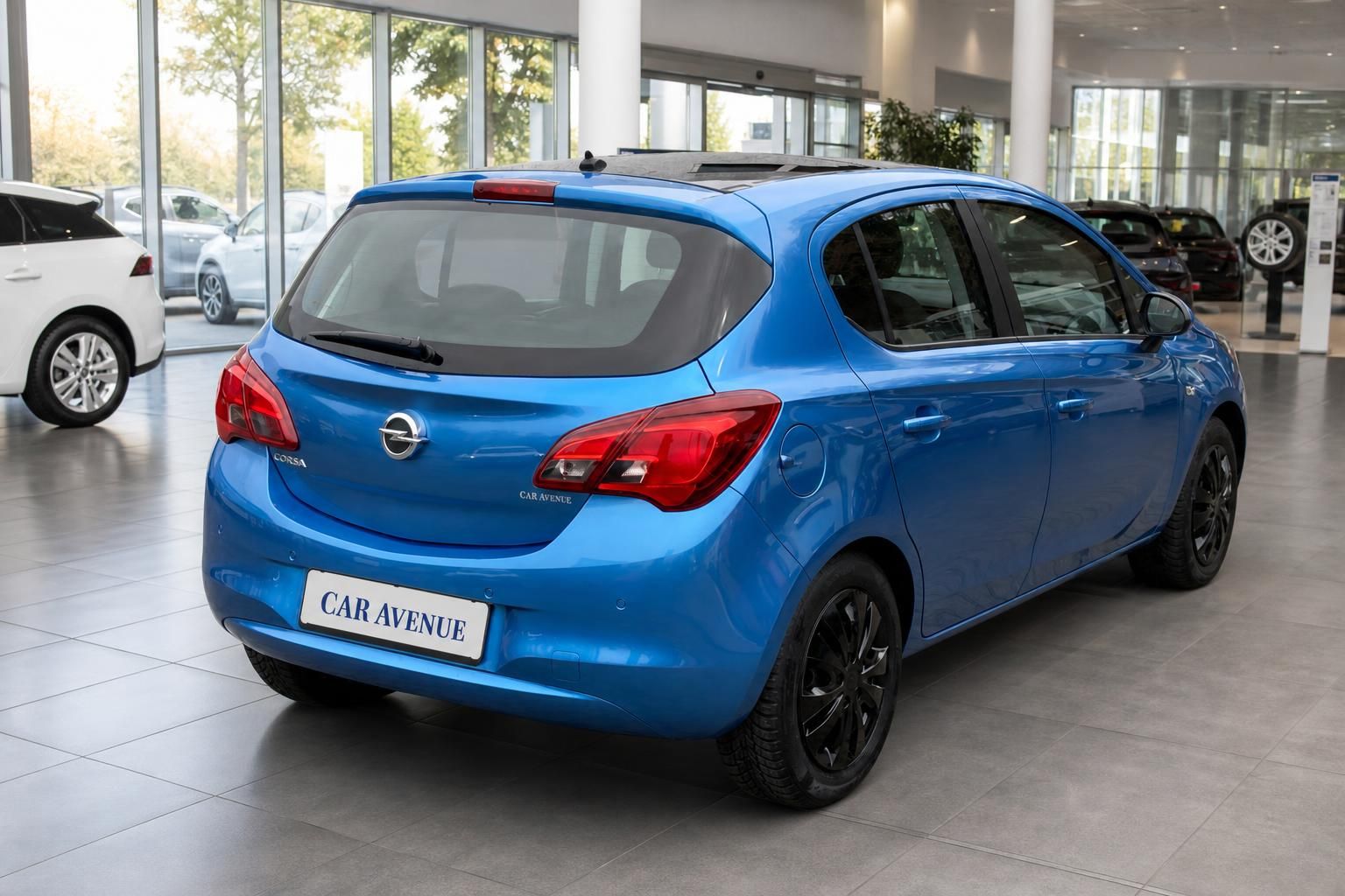 Blauer Opel Corsa Heckansicht im Autohaus - kompakter Kleinwagen mit Car Avenue Kennzeichen