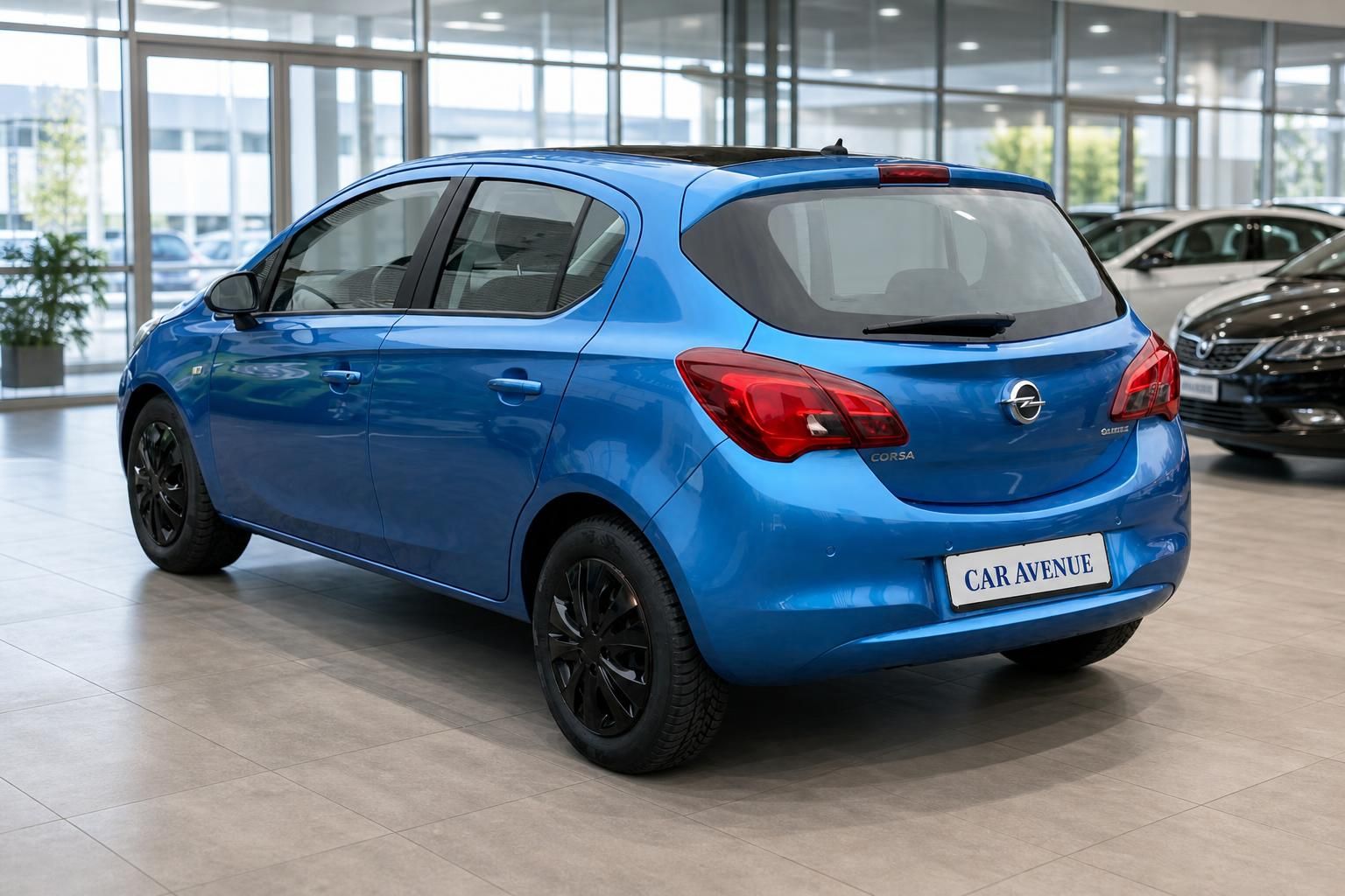 Blauer Opel Corsa Heckansicht schräg - kompakter Kleinwagen mit schwarzen Felgen
