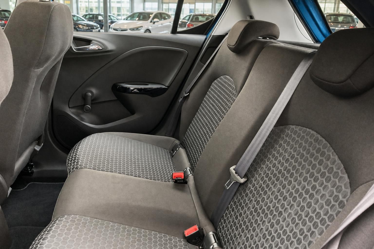 Innenraum Rücksitz Opel Fahrzeug mit Stoffsitzen und Sicherheitsgurten
